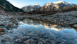 山间清潭映雪山美景