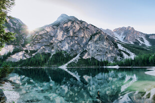 高山湖泊绝美自然景致