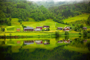 湖畔山村美景