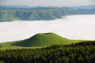 山间云海环绕的葱郁山丘