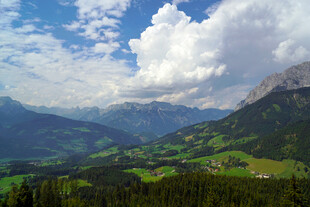 山间绿野