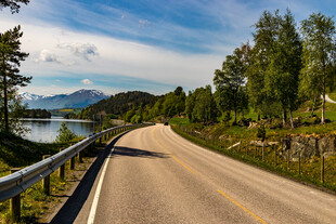 山间公路旁的秀丽风景