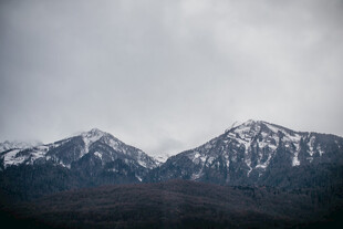 雪山远景