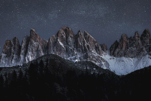 夜幕下的壮丽雪山景观