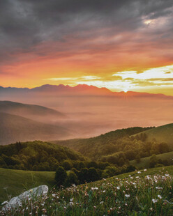 山间日落美景