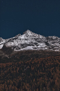 雪覆山峦