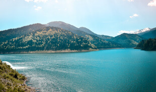 美丽湖景与远处山峦