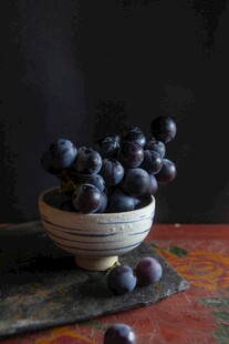 碗中紫葡萄