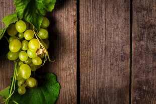木质背景上的绿葡萄串