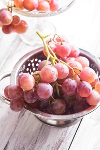 碗中鲜美的紫葡萄