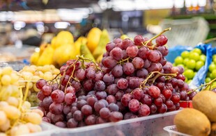 新鲜多样的水果陈列