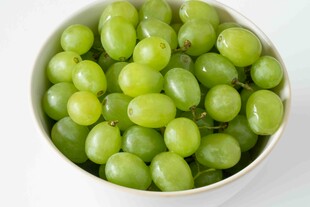 碗中青绿葡萄饱满诱人