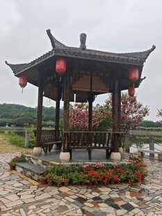 湖畔古亭 红灯装点景致