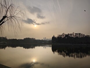湖畔夕阳美景