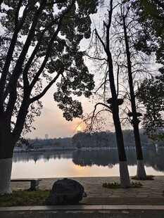 湖畔黄昏景