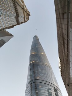 仰视摩天大楼