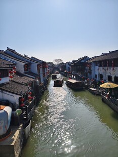 江南水乡河道上的古朴景致