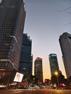 都市黄昏下的高楼街景