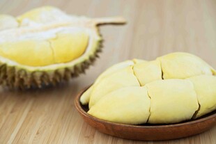 木盘里的新鲜美味榴莲