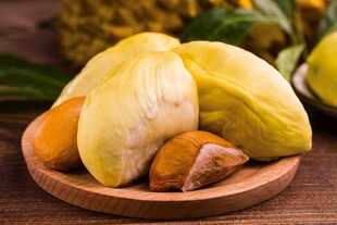 木盘里的美味榴莲果肉