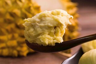 木勺舀起的香甜榴莲果肉