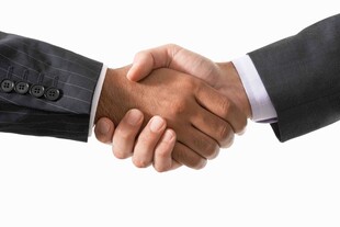 商务人士握手合作瞬间