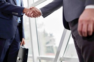 商务人士握手合作瞬间