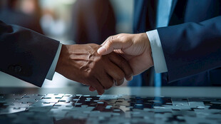 商务人士握手洽谈合作