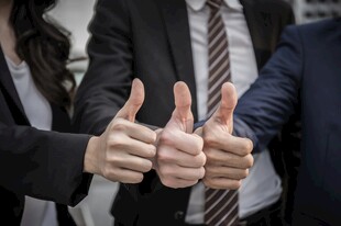 团队成员竖起大拇指点赞