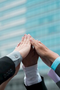 团队齐心叠手共赴目标