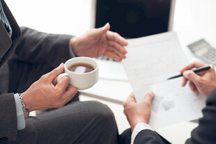 商务人士会议交流场景