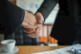 商务人士握手洽谈场景