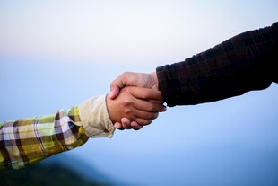 两人握手展现合作瞬间