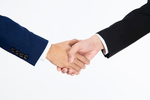 商务人士握手合作