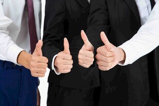 商务人士竖起大拇指