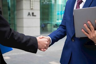 商务人士握手合作瞬间