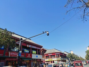 小镇街边商铺景象