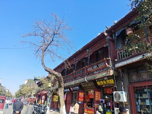 古街中式建筑热闹景象