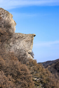 险峻山崖景色