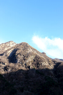 巍峨山峦映蓝天