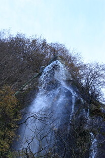 山间瀑布美景