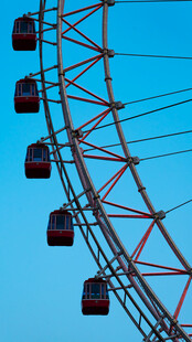 天津之眼蓝天映衬下的摩天轮