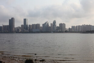 湛江城市湖畔天际线风景