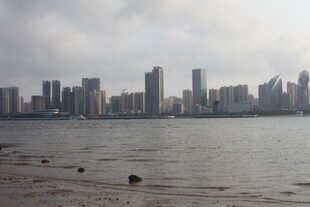 湛江海滨城市高楼天际线景观