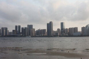 湛江城市天际线与水边景致