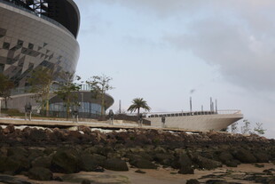 湛江海岸边的建筑与岩石景观