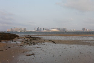 湛江黄昏下的城市海滨景象