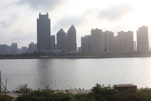 湛江城市湖畔风光