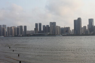 湛江城市江畔高楼景观