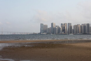 湛江海滨城市风光 高楼与沙滩